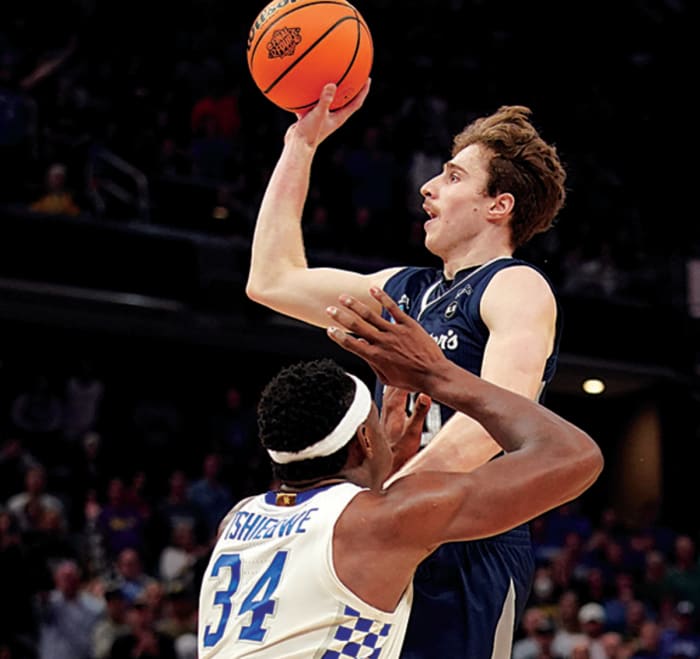 Saint Peter's Peacocks guard Doug Edert (25) shoots the ball on Kentucky Wildcats forward Oscar Tshiebwe (34) during the first round of the 2022 NCAA Tournament at Gainbridge Fieldhouse.
